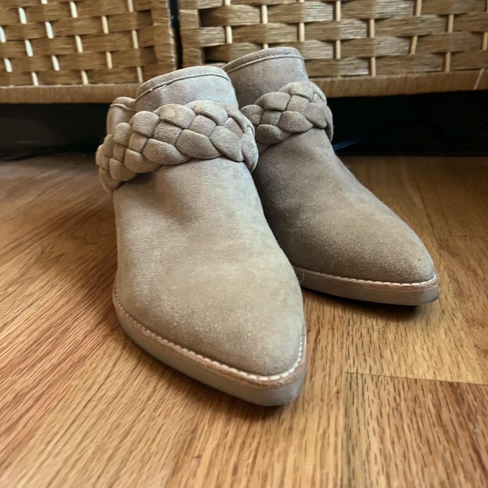 Light leather size 8 Dolce Vita mules - never worn